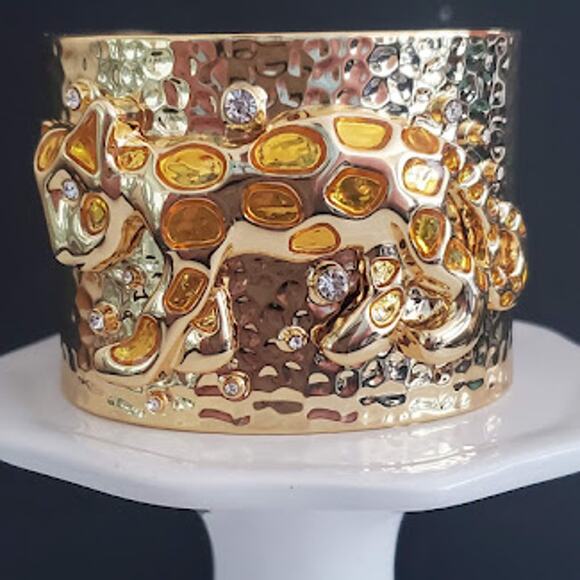 Lilly Pulitzer Cheetah Cuff Bracelet Gold Tone Crystal Accents NWOT Resort - Picture 2 of 7